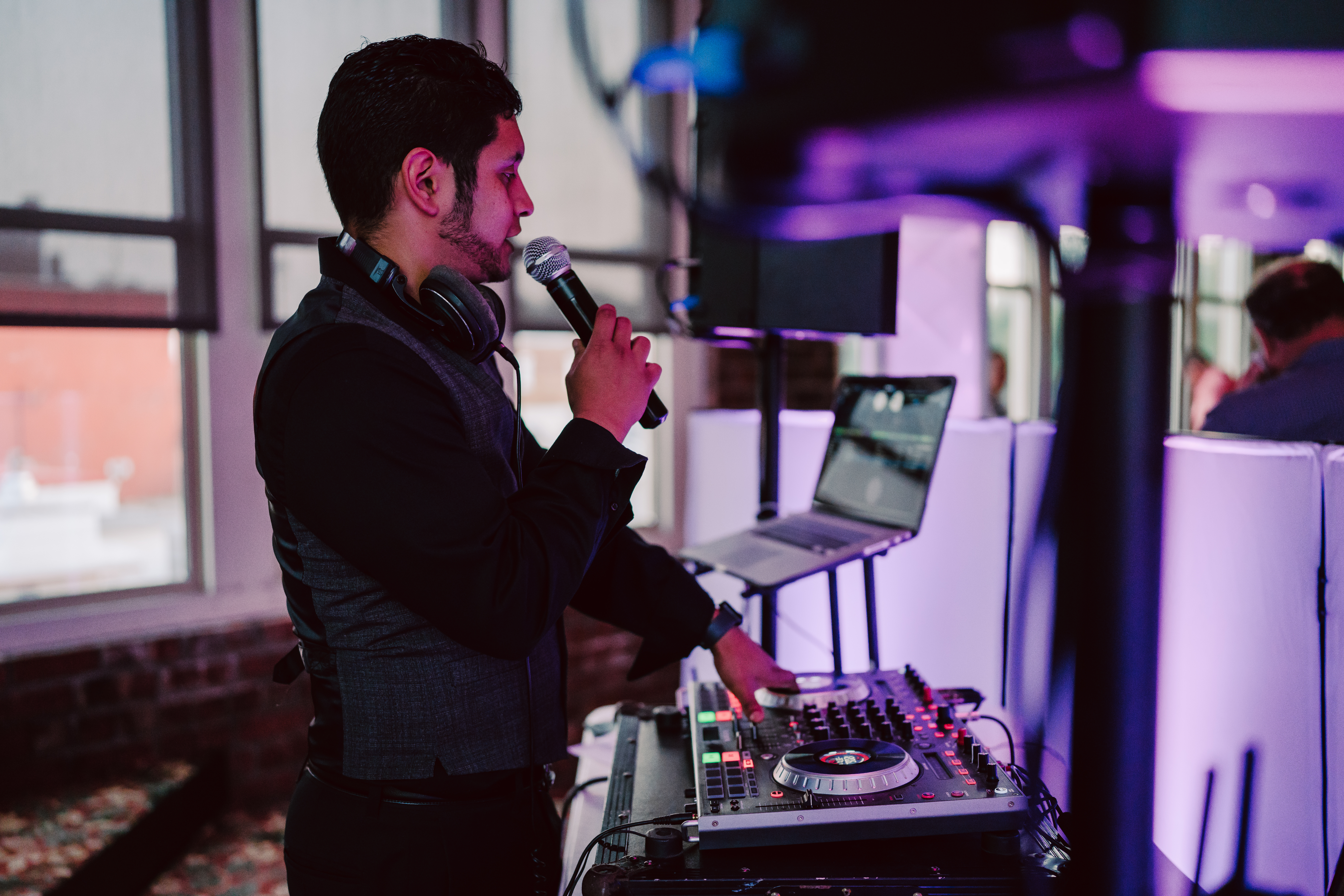 DJ